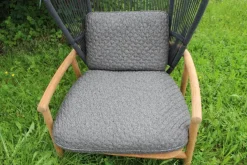 Outdoor Loungesessel Fern Geflochten Rückenlehne Meteor Raven Grau Sitz und Rückenkissen Stoff Wave Quarry Grau Rahmen Aluminium Pulverbeschichtet Grau Untergestell Teakholz Natürliches Finish
