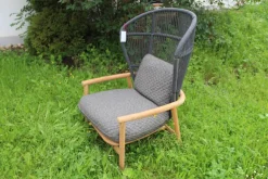 Outdoor Loungesessel Fern Geflochten Rückenlehne Meteor Raven Grau Sitz und Rückenkissen Stoff Wave Quarry Grau Rahmen Aluminium Pulverbeschichtet Grau Untergestell Teakholz Natürliches Finish