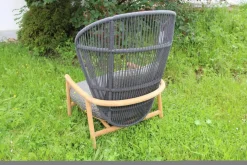 Outdoor Loungesessel Fern Geflochten Rückenlehne Meteor Raven Grau Sitz und Rückenkissen Stoff Wave Quarry Grau Rahmen Aluminium Pulverbeschichtet Grau Untergestell Teakholz Natürliches Finish