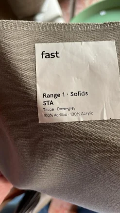 Outdoorsofa Aikana Bezug Iron Grey Gestell Haselnuss mit 2 Kissen