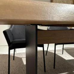 Outdoortisch SK04 Komposit Tischplatte Kastanie Gebürstet Ton Sand Gestell RAL 9005 Tiefschwarz