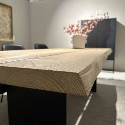 Outdoortisch SK04 Komposit Tischplatte Kastanie Gebürstet Ton Sand Gestell RAL 9005 Tiefschwarz