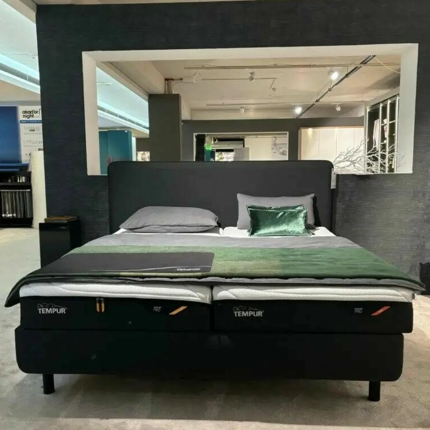 Polsterbett 83020173 Arc Static Disc Textilgewebe Charcoal Grey Grau Füße Eiche Schwarz Matt Lackiert Kopfteil Sensory Ohne Matratze Ohne Lattenrost