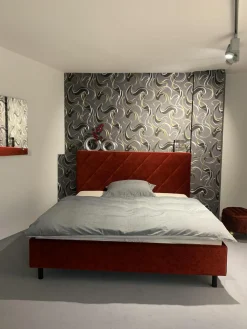 Polsterbett Camera WK113 Stoff WK24011 Rot Kopfteil K17 Rautensteppung Rot Gestell Metallfüße Schwarz Lackiert Mit Matratze Und Lattenrahmen Ohne Bettkasten Decke Sowie Kissen