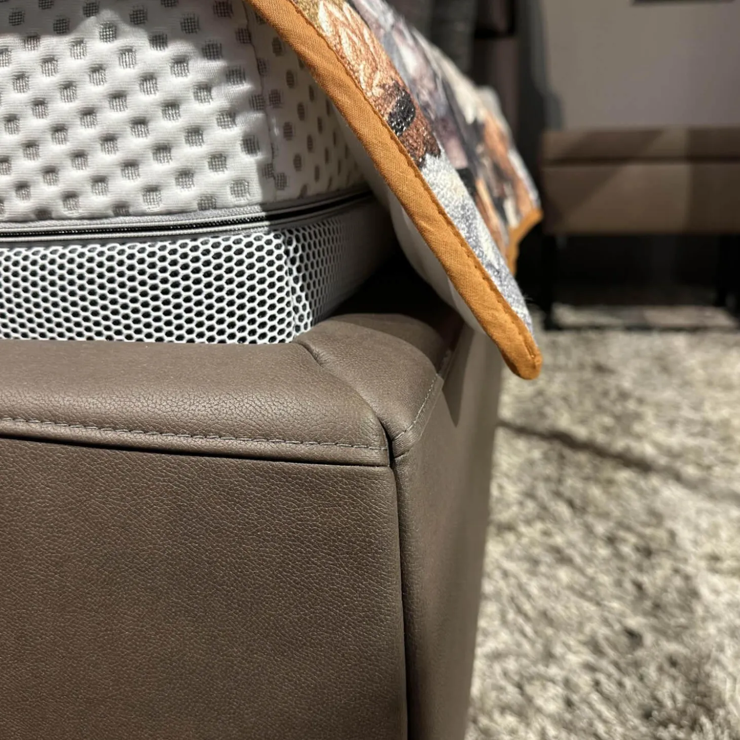 Polsterbett Heaven Leder Galero Nougat Braun Metallfuß Schwarz Inklusive Matratzen