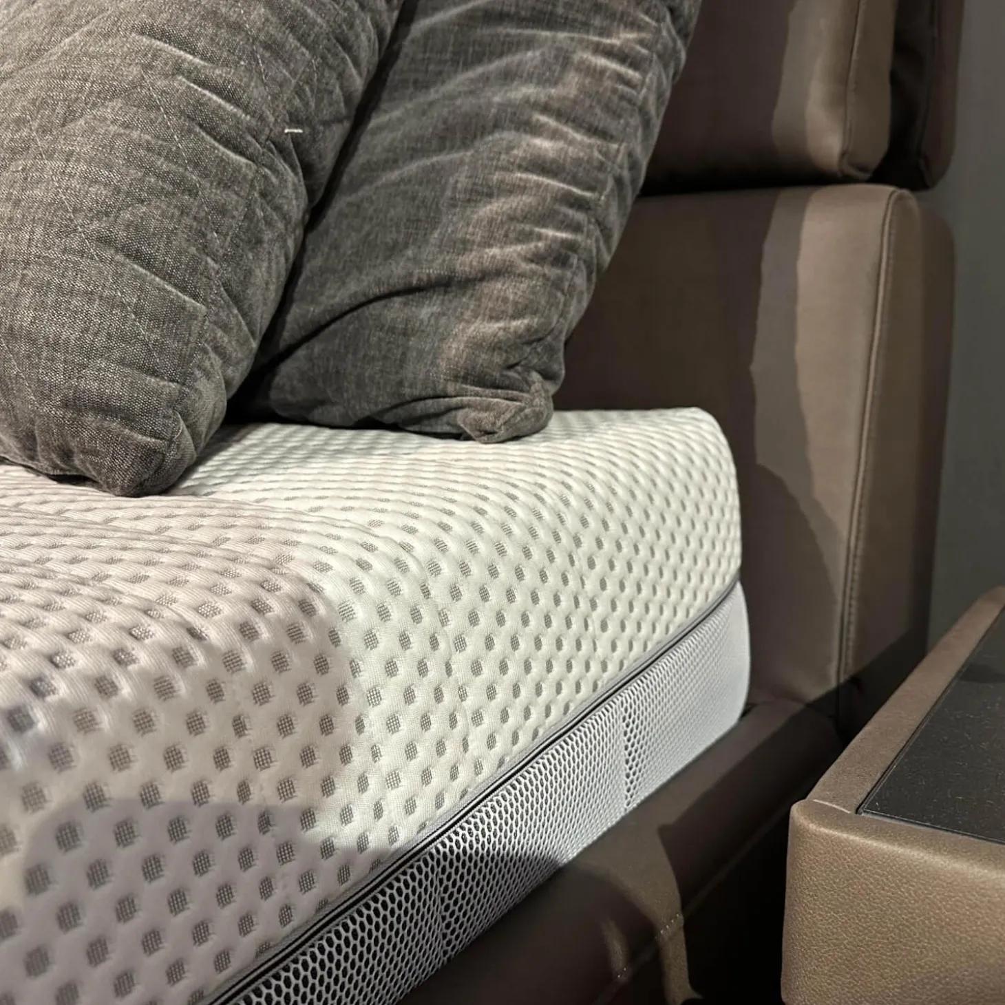 Polsterbett Heaven Leder Galero Nougat Braun Metallfuß Schwarz Inklusive Matratzen