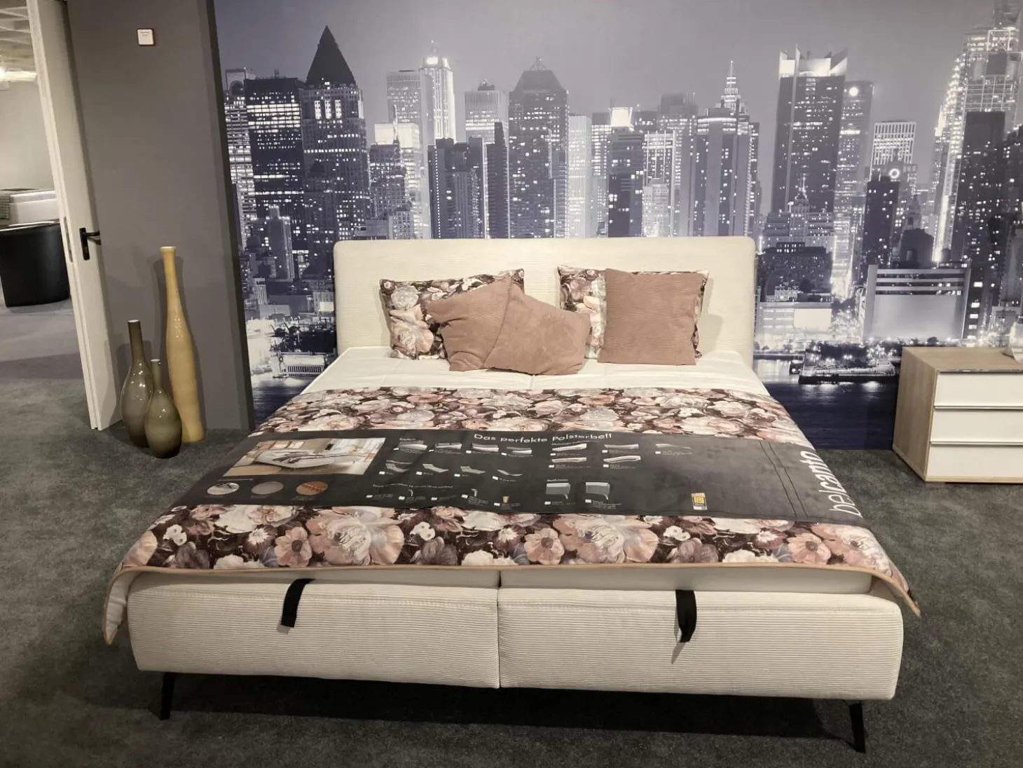 Polsterbett Samos Bezug Feincord natur 434000 Beige Kopfteil 1997M Metallfuß Schwarz Mit Matratze Lattenrost Plaid Und Kissen