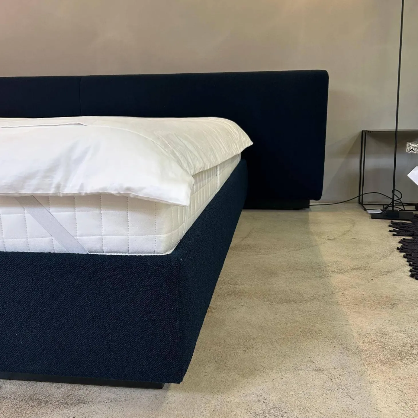 Polsterbett Yuuto 810 200 Stoff Hearth Undersea Schwarz Sockel Schwarz Mit Überstand ohne Matratze ohne Lattenrost