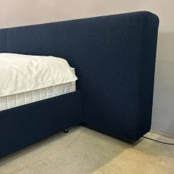 Polsterbett Yuuto 810 200 Stoff Hearth Undersea Schwarz Sockel Schwarz Mit Überstand ohne Matratze ohne Lattenrost