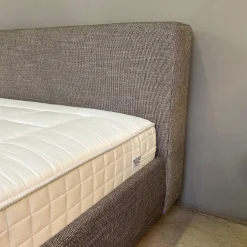 Polsterbett Yuuto 810 200 Stoff Tio 0301 Grau Braun Sockel Schwarz ohne Matratze ohne Lattenrost