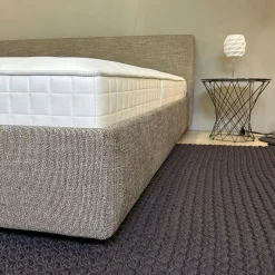 Polsterbett Yuuto 810 200 Stoff Tio 0301 Grau Braun Sockel Schwarz ohne Matratze ohne Lattenrost