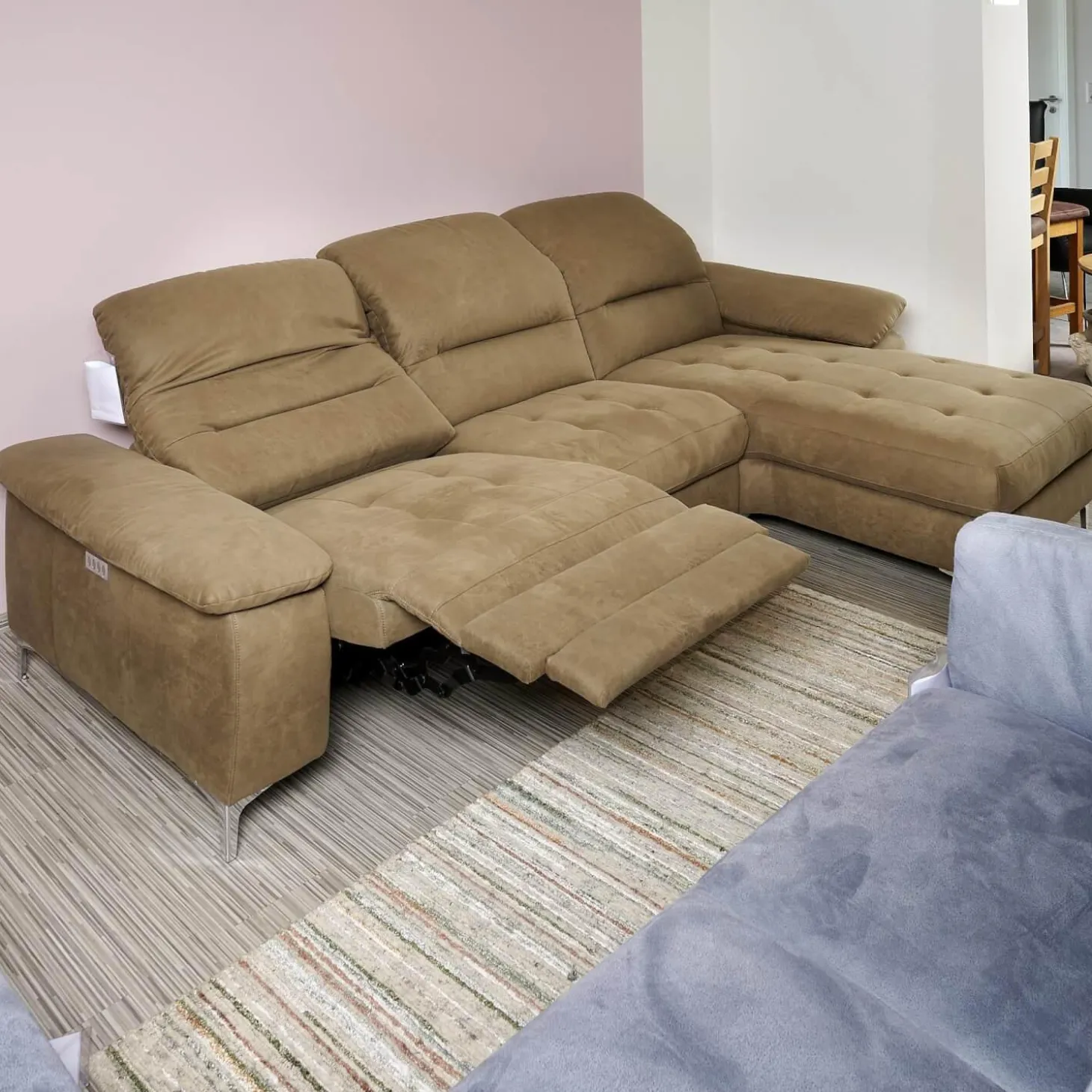 Polstergarnitur 2600 Motorisch Bezug Clash Oliv Metallfüße Chrom Glänzend