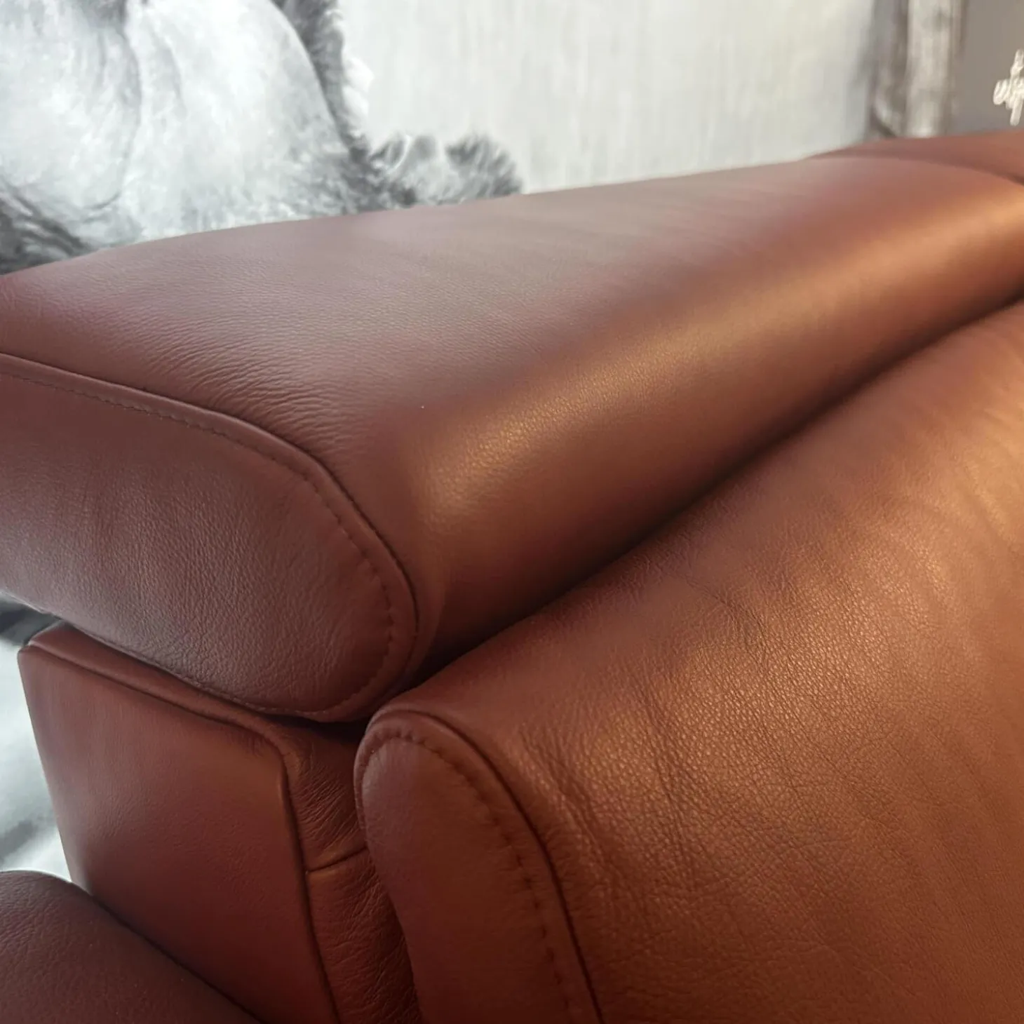 Polstergarnitur Amante Leder L150 87 Weinrot Rot Metallfuß Schwarzchrom Mit festem Hocker