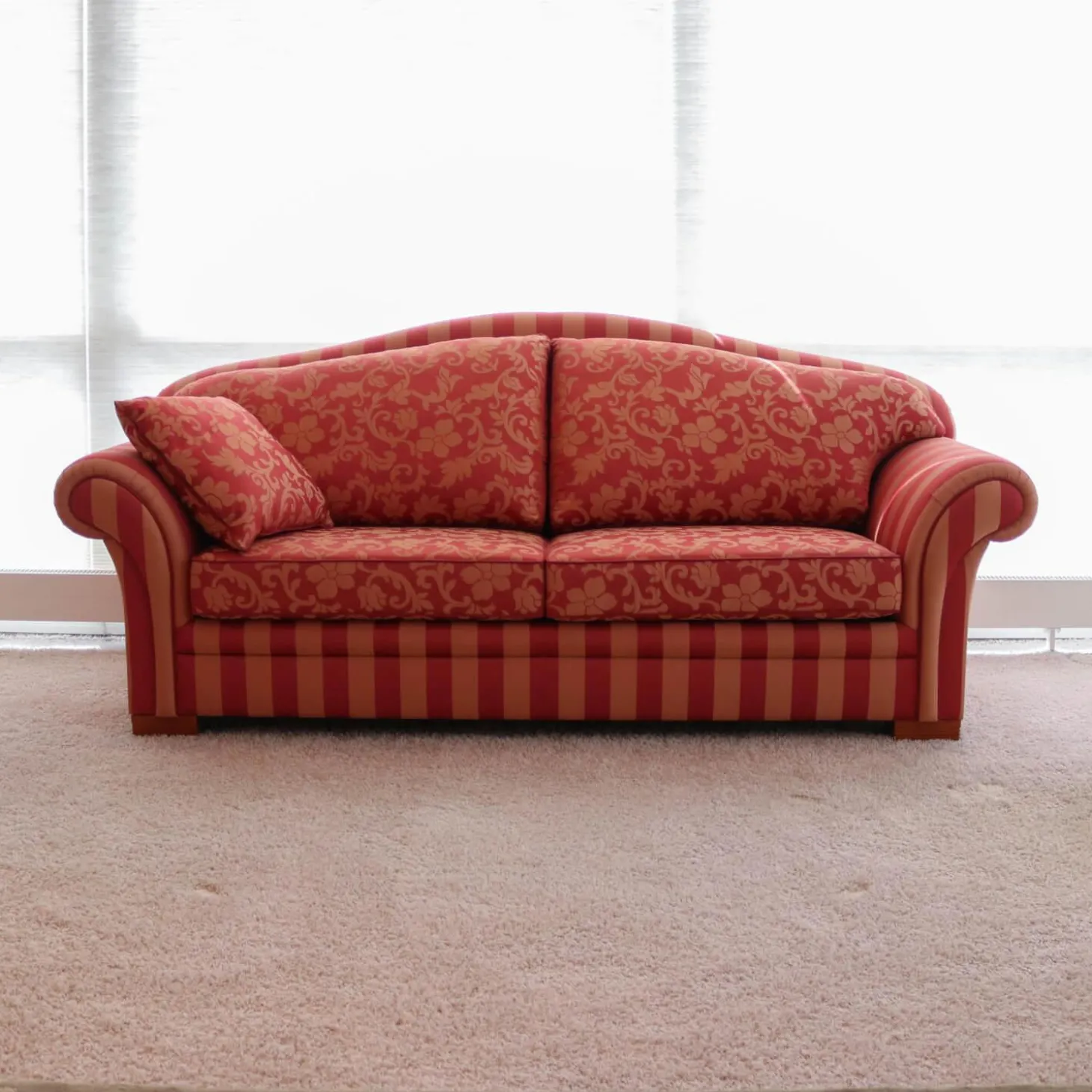 Polstergruppe Clara 334 Stoff Rot Beige Gold Füße Kirschbaum Lackiert