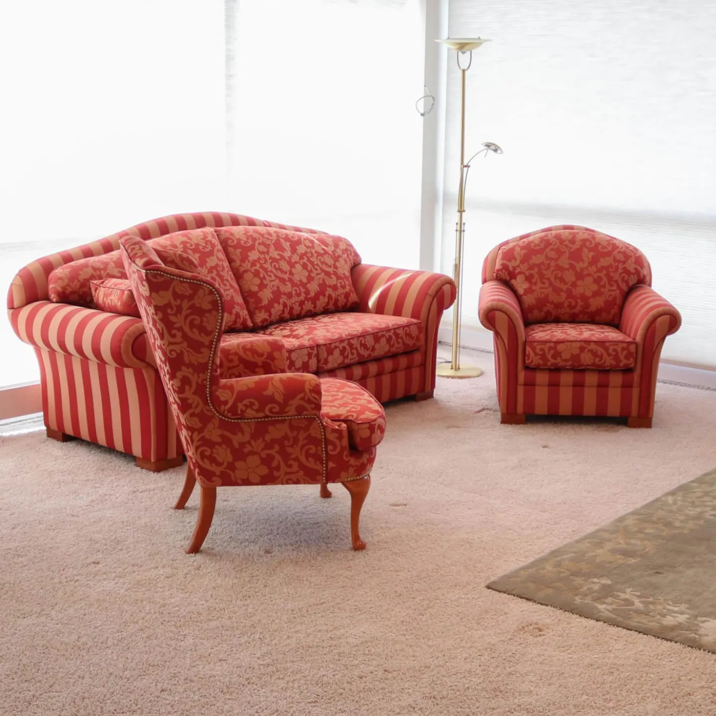 Polstergruppe Clara 334 Stoff Rot Beige Gold Füße Kirschbaum Lackiert