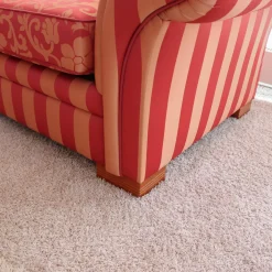 Polstergruppe Clara 334 Stoff Rot Beige Gold Füße Kirschbaum Lackiert