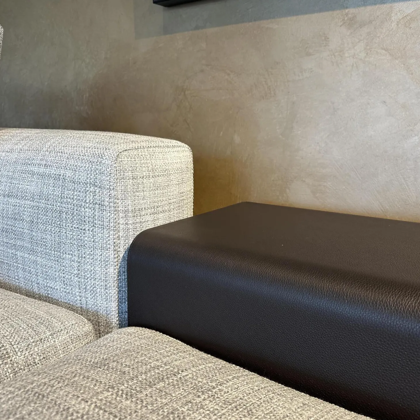 Polstergruppe Connery Stoff Double 02 Ghiaccio Grau Ablage Leder Aspen Schwarz Mit Kissen