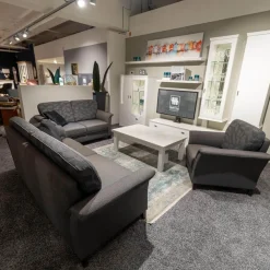 Polstergruppe Lux Medico 840 Bezug Korpus Stoff 165 30 Grau Rückenkissen 164 30 Grau Holzfuß Buche Wengefarbig Inklusive Sofakissen