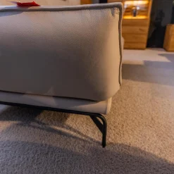 Polstergruppe Nova 1378 Bezug Leder 24 Longru Nebel Beige Grau Füße Anthrazit Pulverbeschichtet