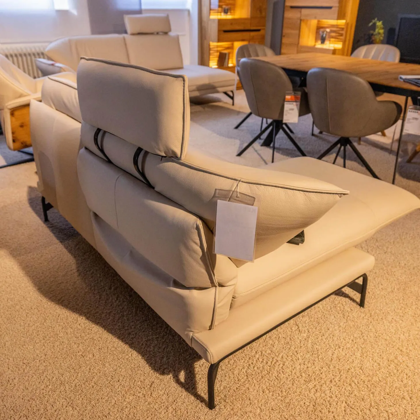 Polstergruppe Nova 1378 Bezug Leder 24 Longru Nebel Beige Grau Füße Anthrazit Pulverbeschichtet