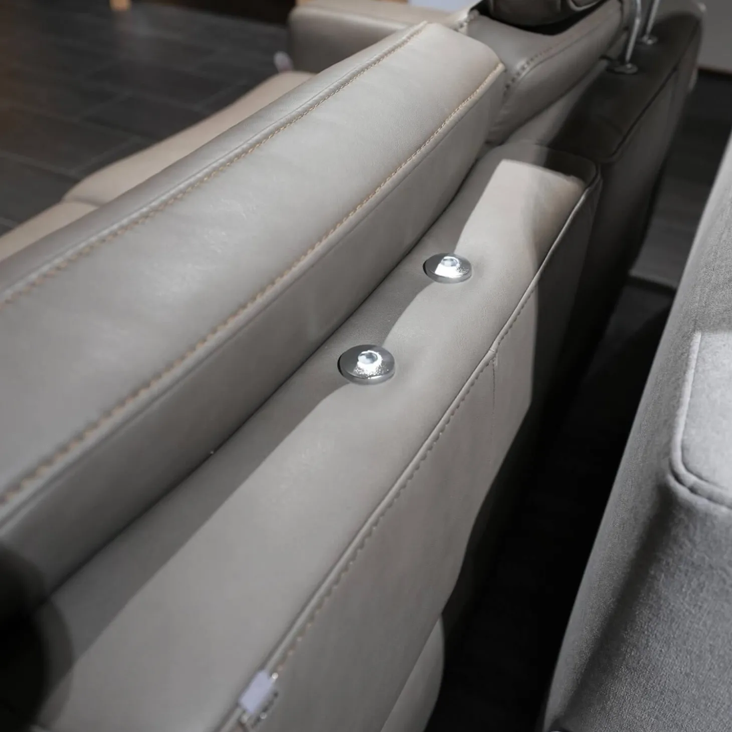 Polstergruppe VS HU1064 Leder F2 Bezug 58 Vivre Greystone Grau Füße Metall ChromInklusive Kissen