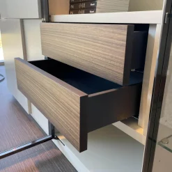 Raumteiler 505 in Lack Kieselgrau mit Glastüren Schwarz Chrom