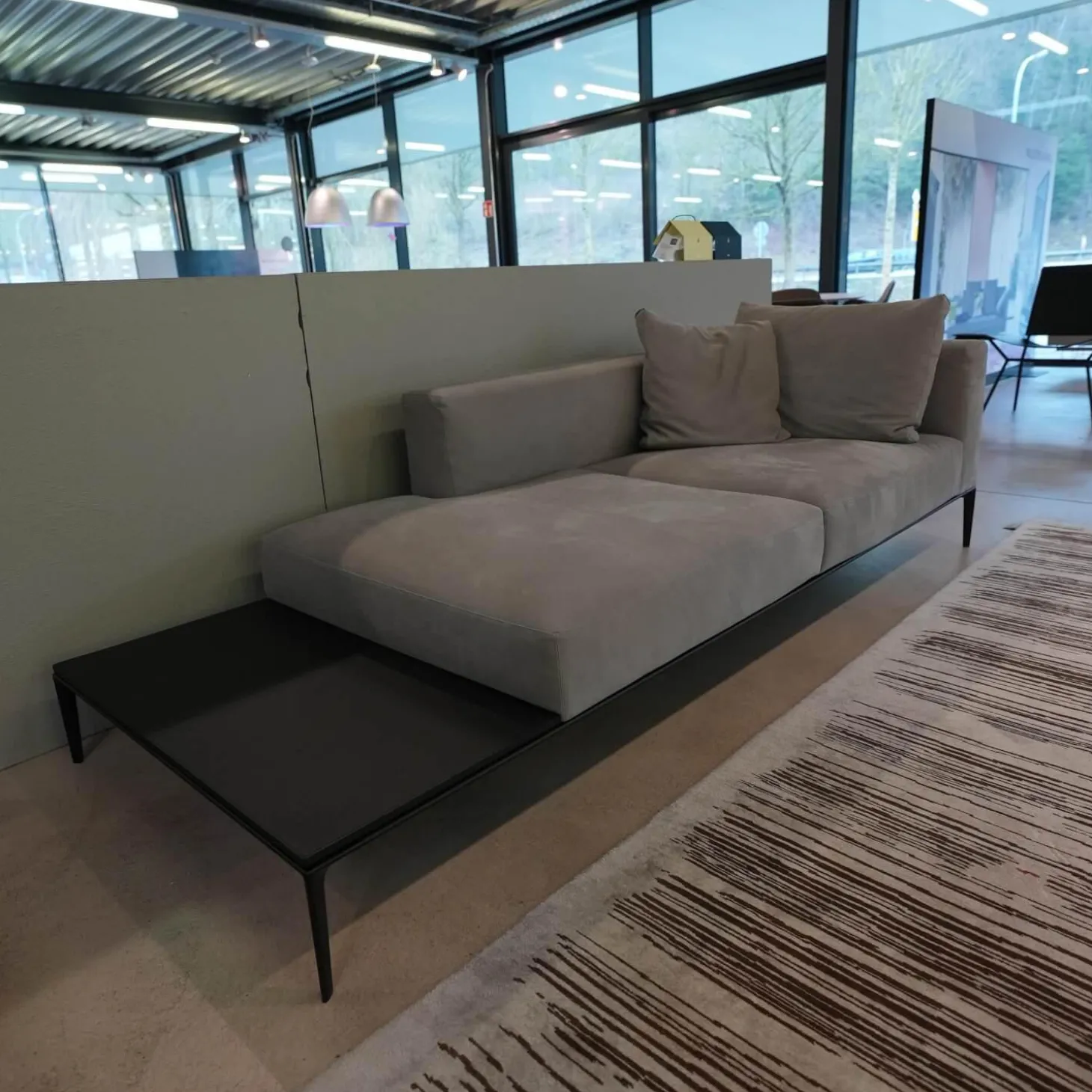 Recamiere Jaan Living 783 25 Bezug Leder Velvet Chia Grau Mit Ablageboard Saddle Black Schwarz Und Kisssen