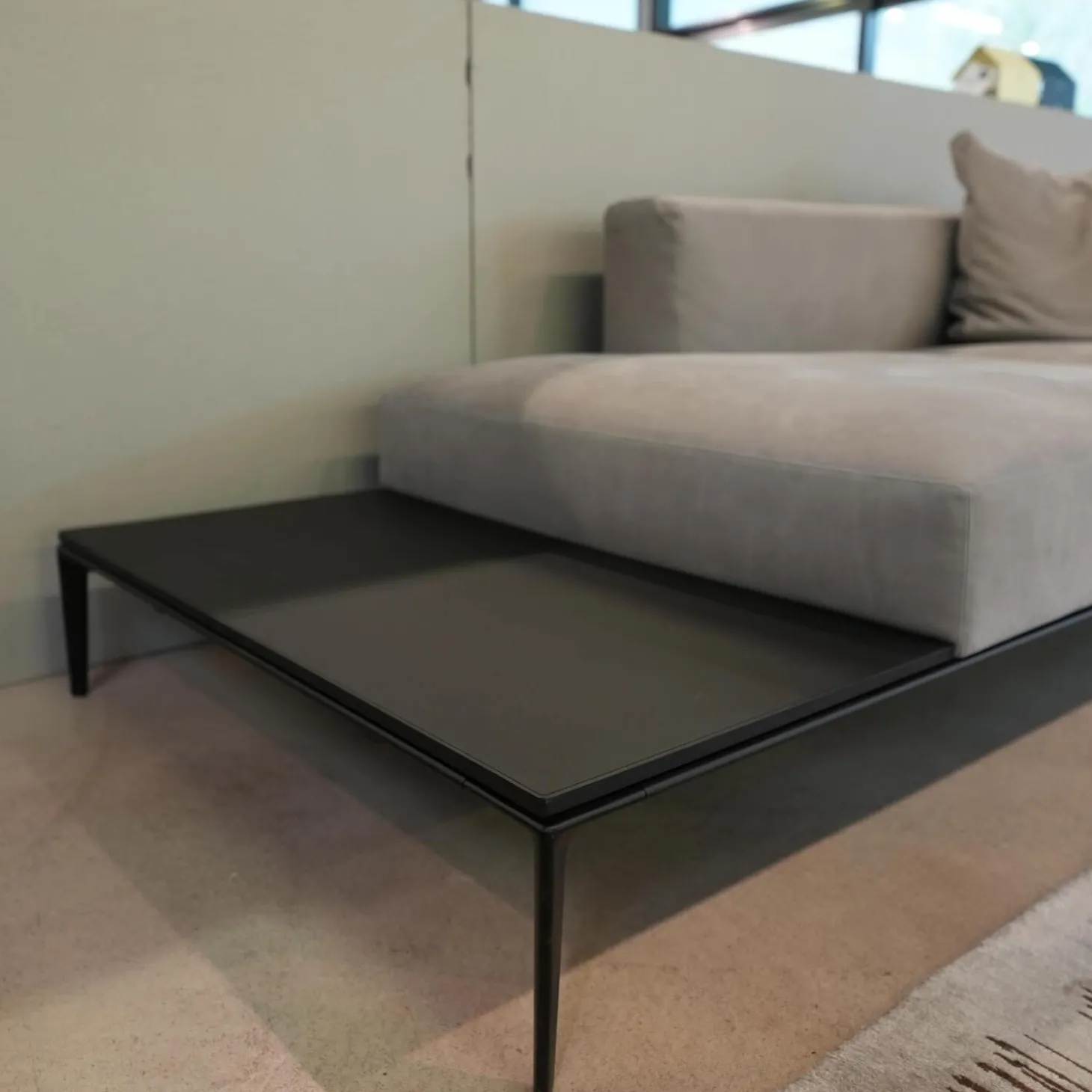 Recamiere Jaan Living 783 25 Bezug Leder Velvet Chia Grau Mit Ablageboard Saddle Black Schwarz Und Kisssen