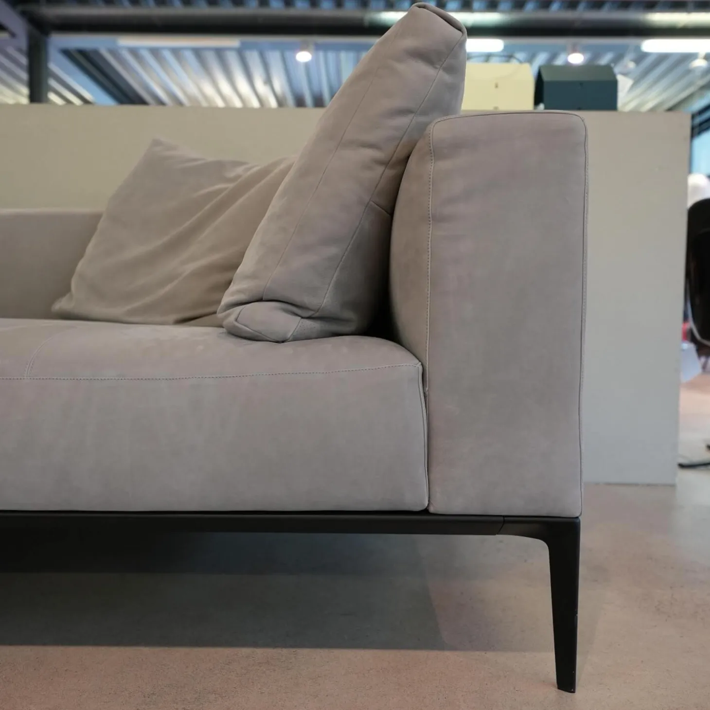 Recamiere Jaan Living 783 25 Bezug Leder Velvet Chia Grau Mit Ablageboard Saddle Black Schwarz Und Kisssen