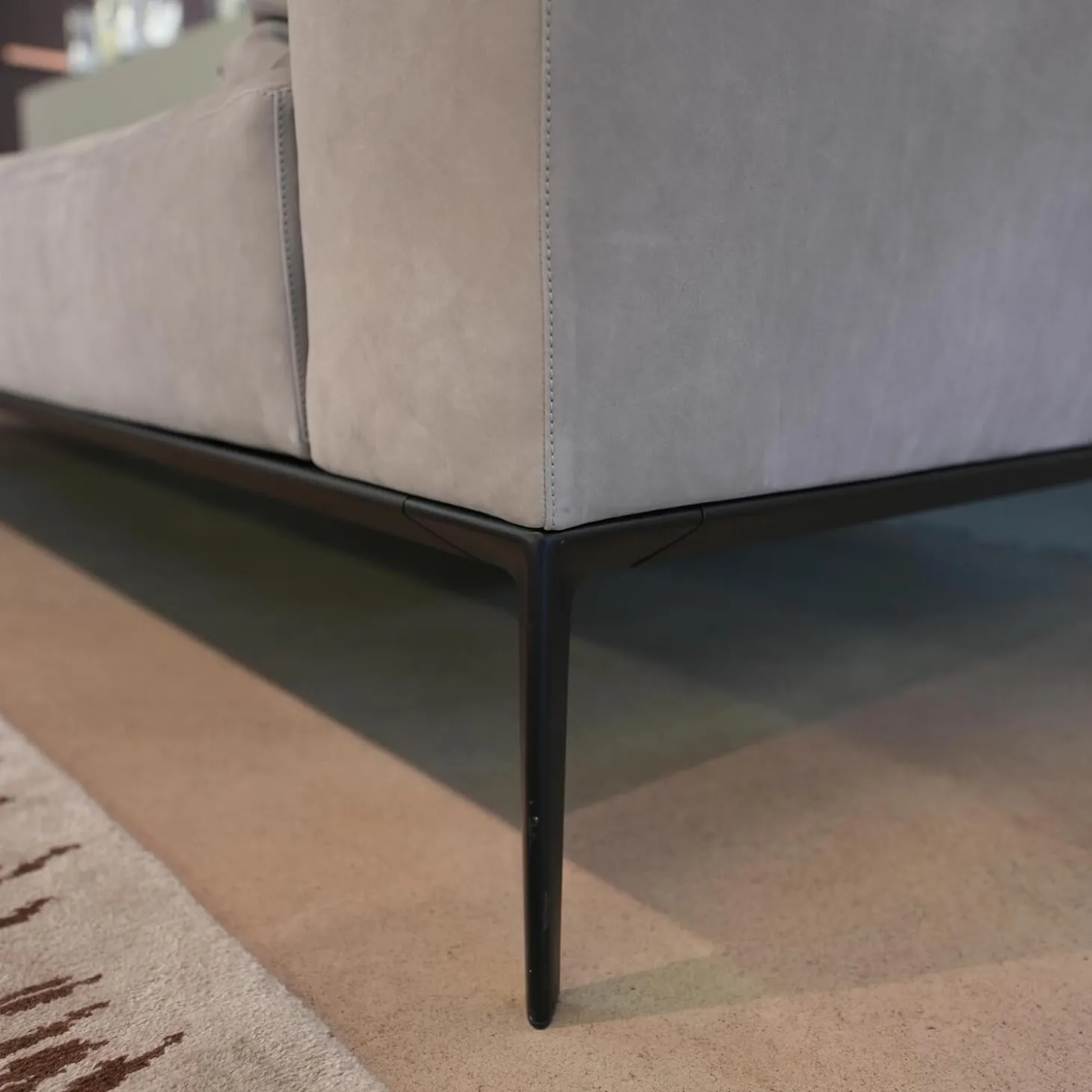 Recamiere Jaan Living 783 25 Bezug Leder Velvet Chia Grau Mit Ablageboard Saddle Black Schwarz Und Kisssen