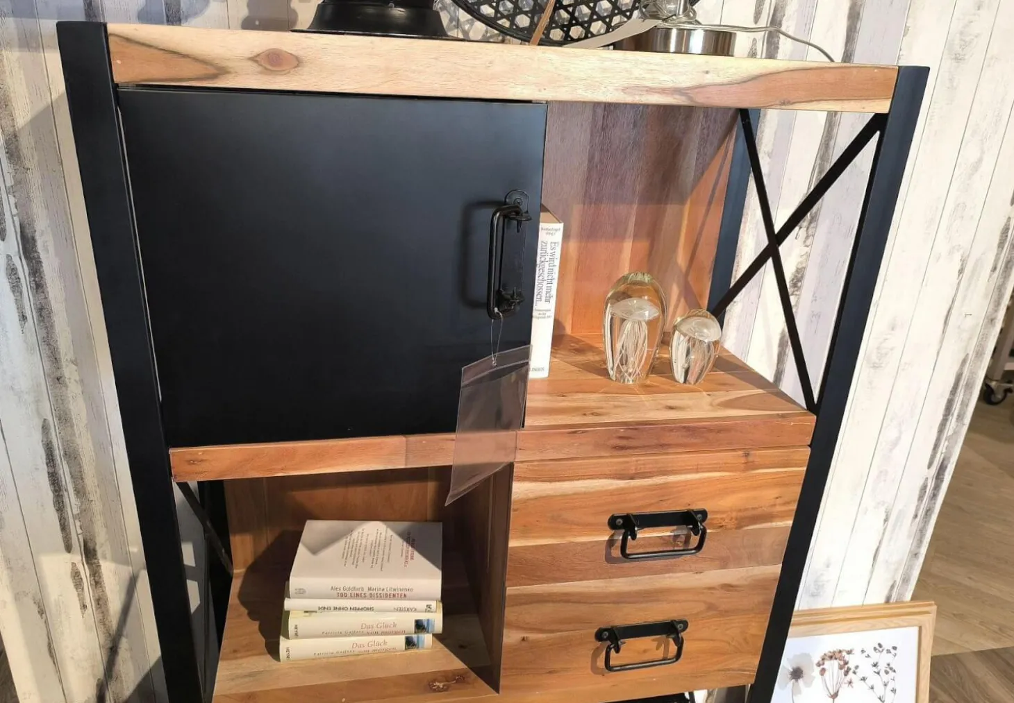 Regal Downtown Akazie Massiv Gebeizt Und Lackiert Rahmen Metall Schwarz Lackiert