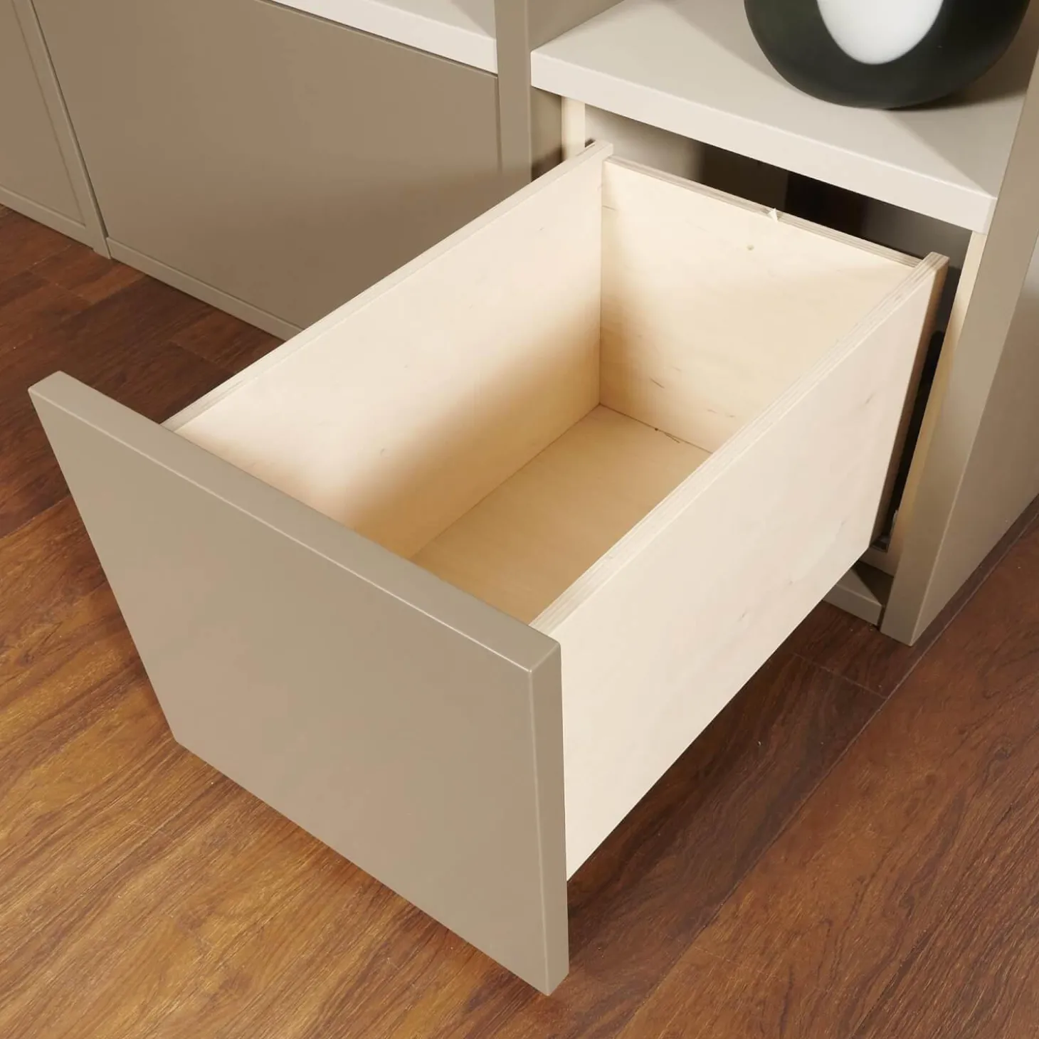 Regal Sinus Korpus Glattlack Sienna Böden Und Rückwand Glattlack Kaschmir Mit Beleuchtung