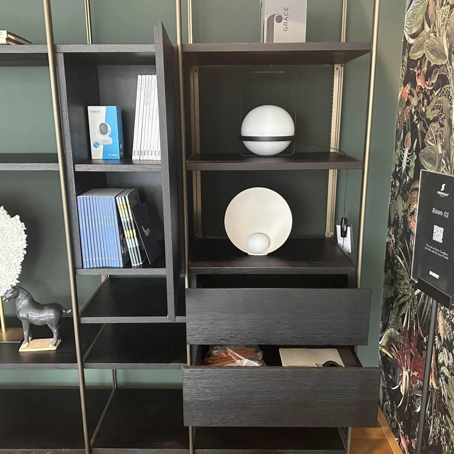 Regalsystem BC 06 Room 68 Eiche Schwarz Gebeizt Und Lackiert Gestell Aluminium Eloxiert 33 Bronze