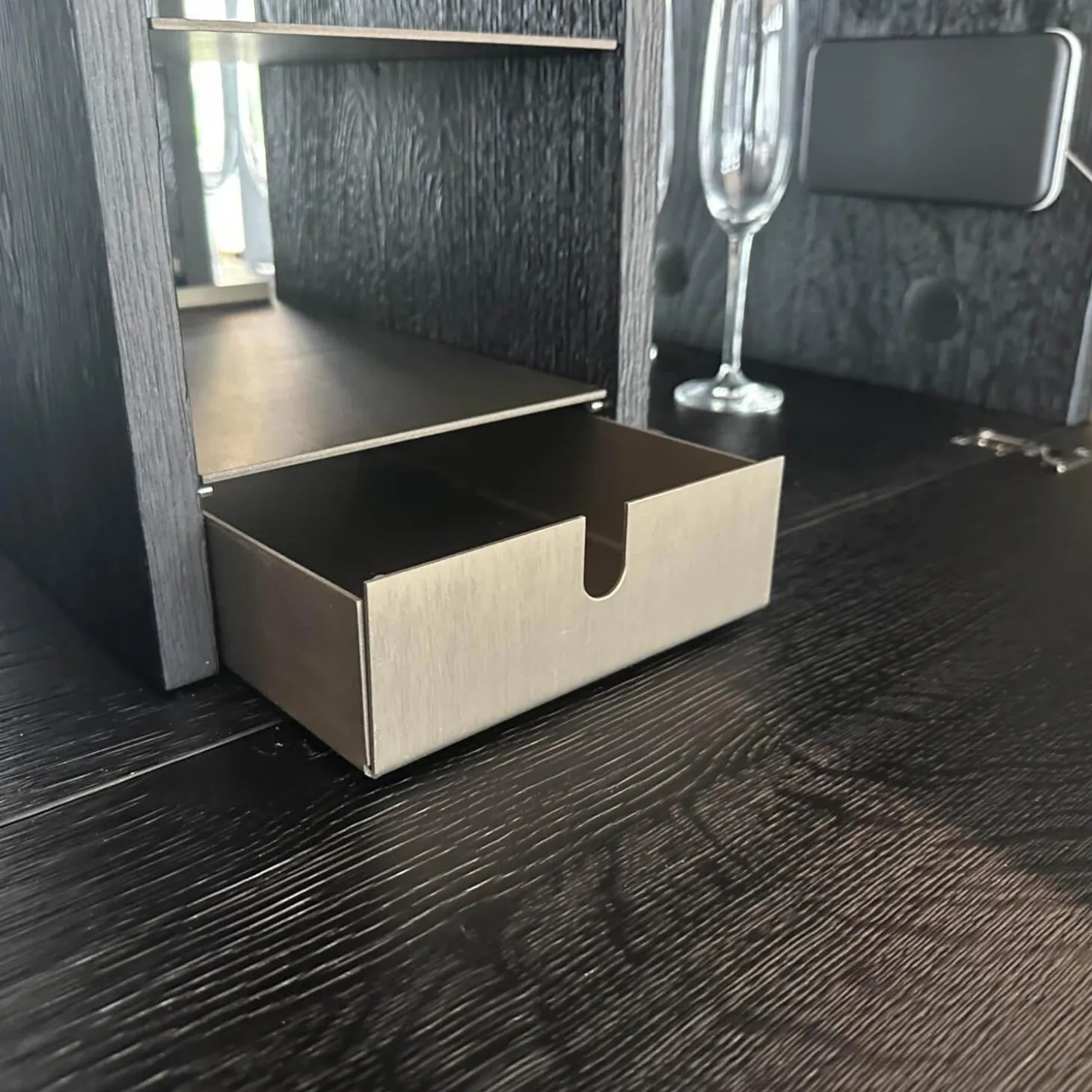 Regalsystem BC 06 Room 68 Eiche Schwarz Gebeizt Und Lackiert Gestell Aluminium Eloxiert 33 Bronze