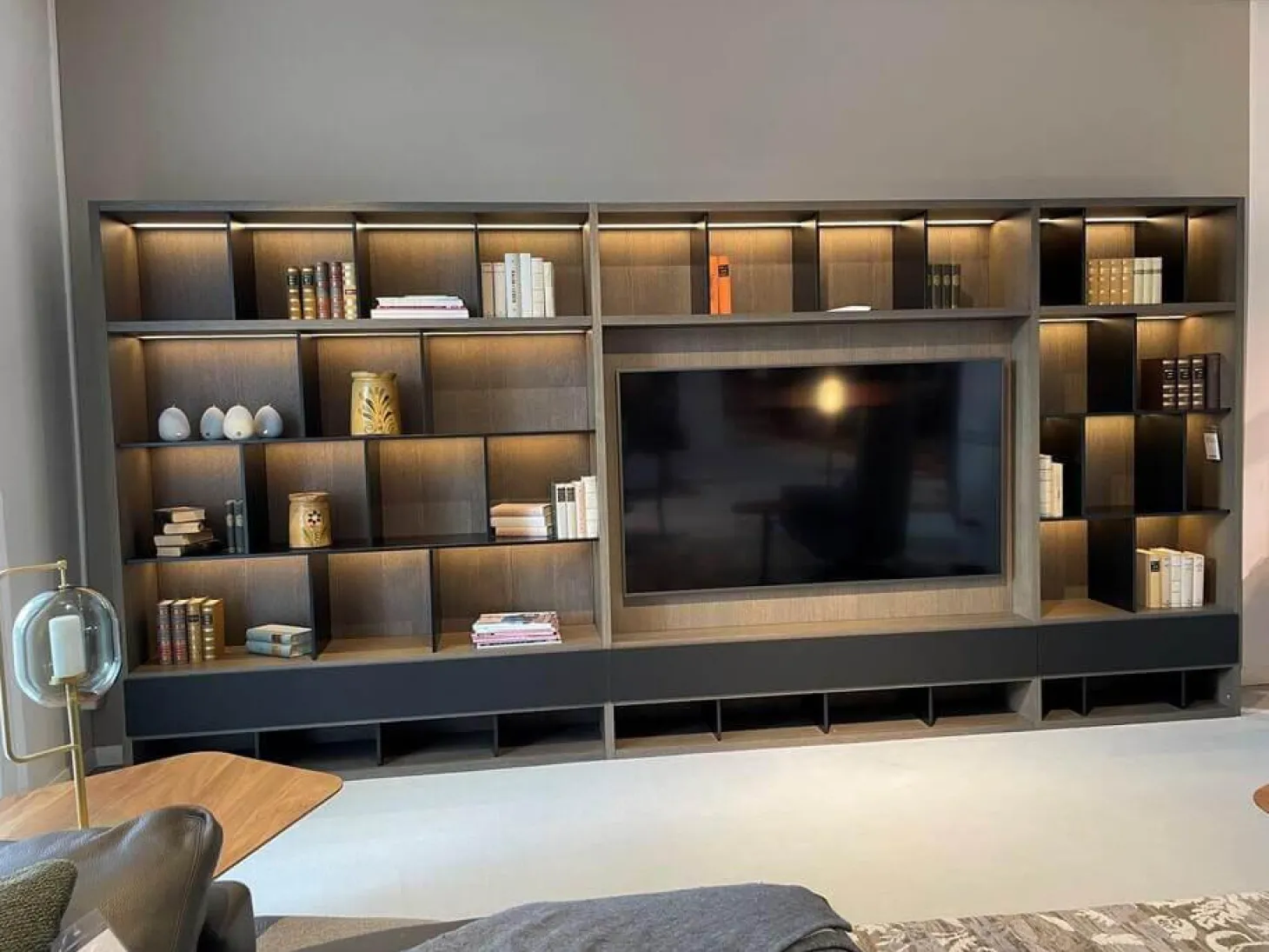 Regalwand Vita Eiche Silbergrau Grau Holz Matt Details Schwarz Lack Inklusive Beleuchtung