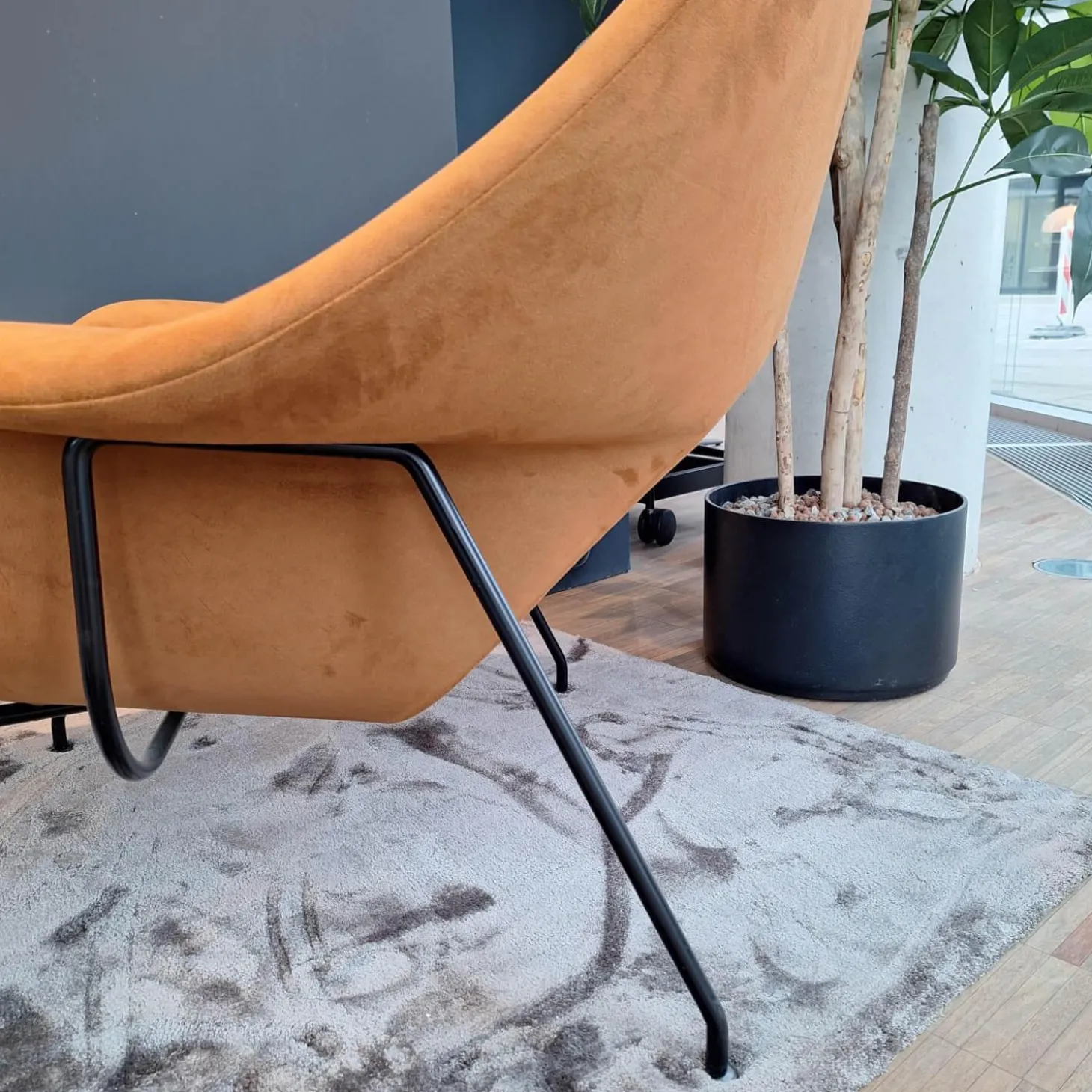 Relax Chair Womb Stoff Colorado Grau Braun Und Ultrasuede Braun Gestell Metall Schwarz