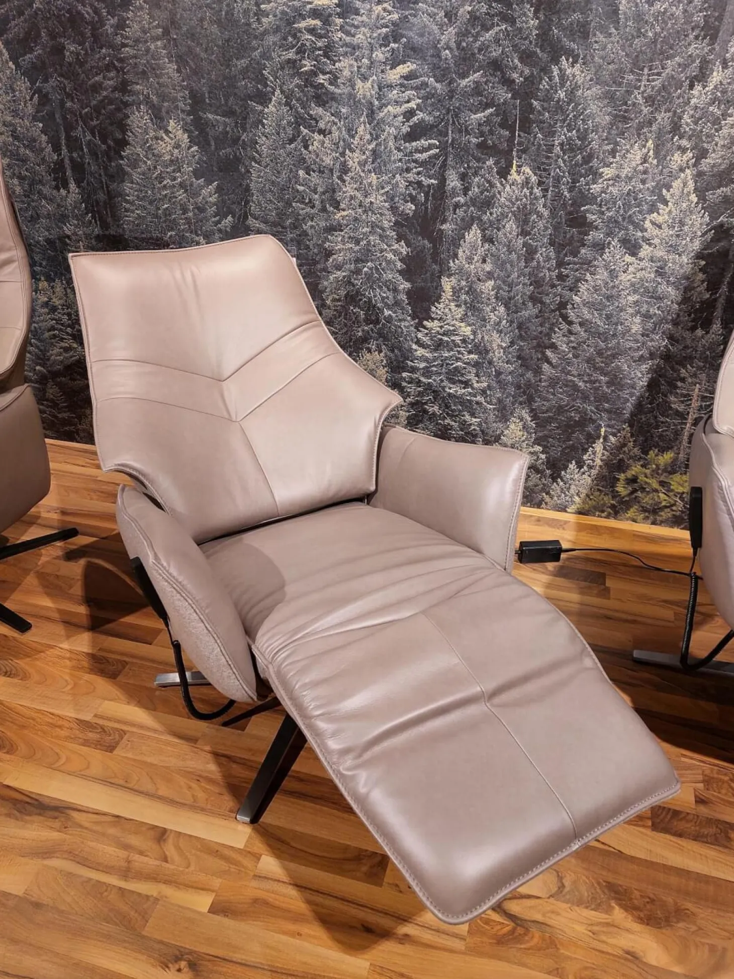 Relaxsessel 7911 Type 26U Z60 Außen Stoff Delfin Beige Grau Innen Leder Sofa Nappa Shadow Grau Sternfuß Edelstahloptik Mit Verstellungen 3 Motorisch