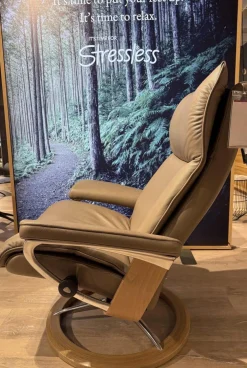 Relaxsessel Aura L Leder Cori Mole Beige Gestell Signature Metall Chrom Holz Eiche Mit BalanceAdapt Inklusive Hocker