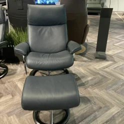 Relaxsessel Aura Leder Paloma Shadow Blue Blau Signature Gestell mit Hocker