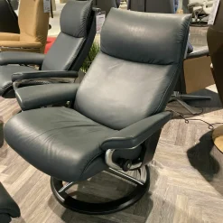 Relaxsessel Aura Leder Paloma Shadow Blue Blau Signature Gestell mit Hocker