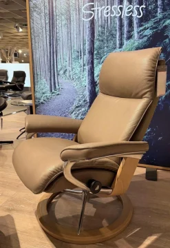 Relaxsessel Aura S Leder Cori Mole Beige Gestell Signature Metall Chrom Holz Eiche Mit BalanceAdapt Inklusive Hocker