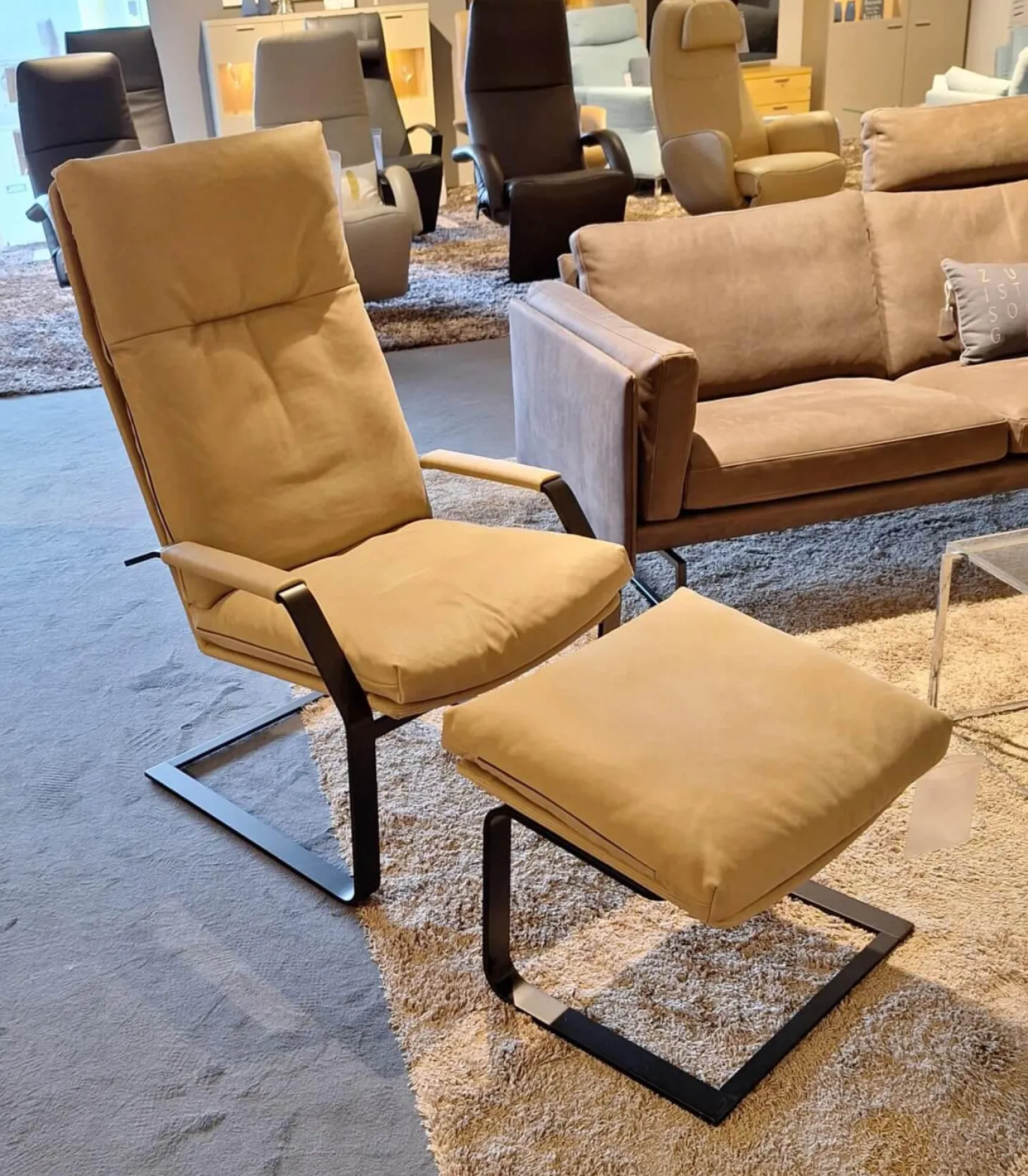 Relaxsessel Classics 263 Leder M Lavagrau Gestell Schwarz mit Hocker