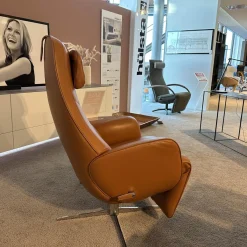 Relaxsessel Cosy Ghost Leder Lipano Cognac Gestell 4-Sternfuß Gewellt In Chrom Hochglanz Kopfkissen Form Träne Abgerundet