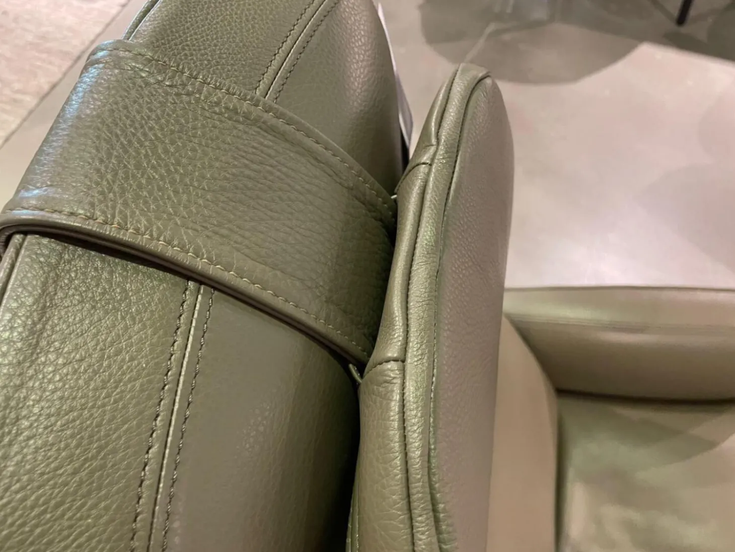 Relaxsessel Cosy Ghost Leder Lipano Oliva Grün Gestell 4 Sternfuß Bronze Matt Schwarz Lackiert Inklusive Kopfkissen