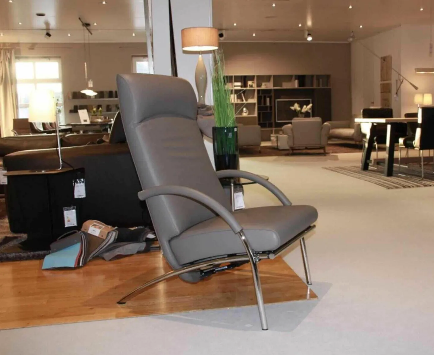 Relaxsessel Curve Leder Elefante Grau Gestell Stahlrundrohr Glänzend Verchromt