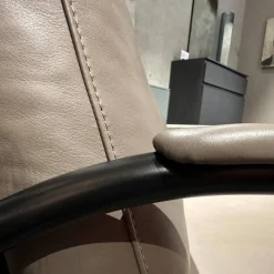 Relaxsessel Gabo Leder 91 Taupe Beige Gestell Schwarz mit Fußablage und Kopfstütze