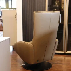 Relaxsessel Mate Uni Leder 28 Living 116 Cashmere Beige Tellerfuß Metall RAL 9005 Tiefschwarz Mit Nackenkissen