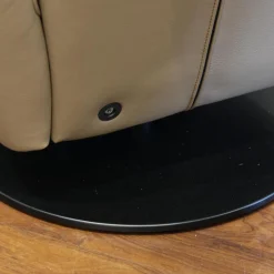 Relaxsessel Mate Uni Leder 28 Living 116 Cashmere Beige Tellerfuß Metall RAL 9005 Tiefschwarz Mit Nackenkissen