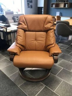 Relax-Sessel Modell 7124 Zerostress in Echleder mit erhöhtem Untergestell und Funktionen