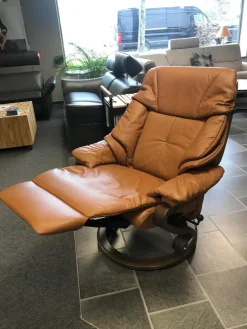 Relax-Sessel Modell 7124 Zerostress in Echleder mit erhöhtem Untergestell und Funktionen